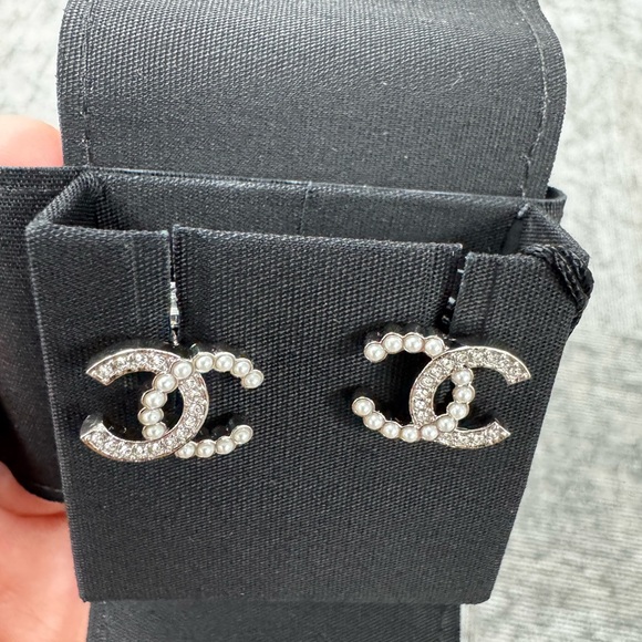 CHANEL CC LOGO STUD EARRINGS WITH PEARLS - Picture 11 of 14